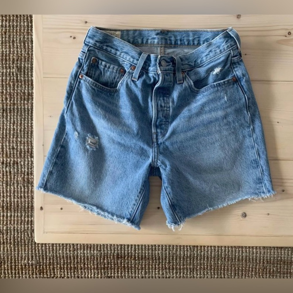 Levi's - 501® Mid Thigh Short. Size 27.